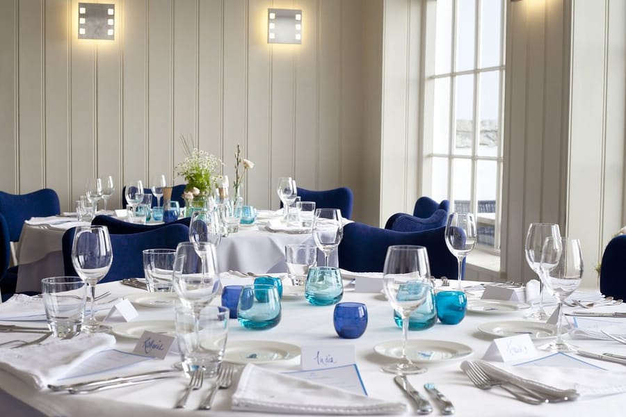 Table de mariage décorée avec nappe et fleurs
