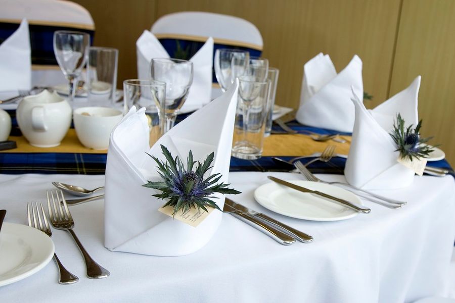 Linge de table en lin naturel dans un restaurant
