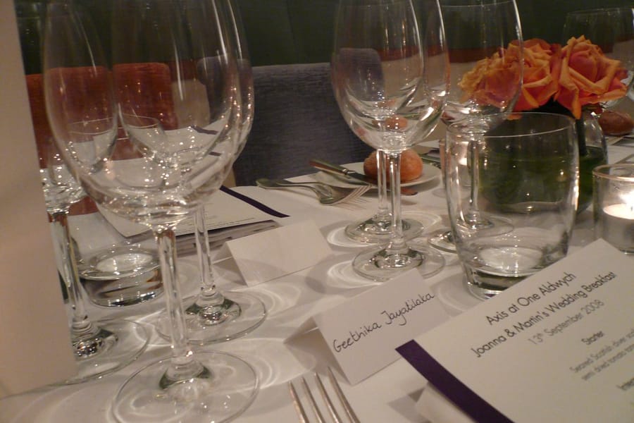 Détail dressage avec verres à vin et serviettes pliées